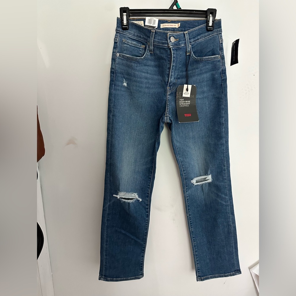 Brand new! Woman’s Levi high rise straight cropped jeans